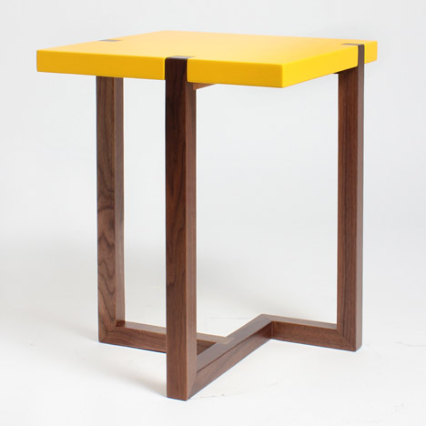 Making a moderist table in an "old artisanal way" - Hugo Passos