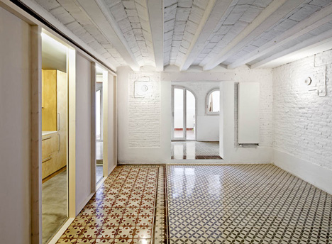 Apartment refurbishment in Gràcia by Vora Arquitectura