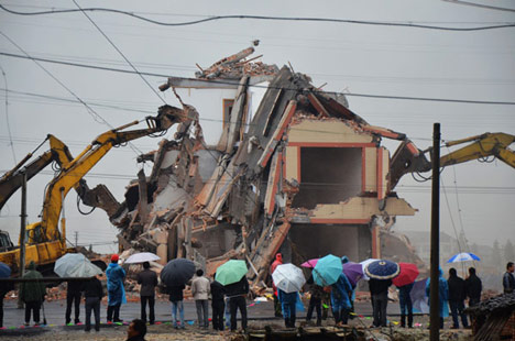 House demolished from centre of a Chinese motorway