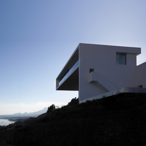 House on the Cliff by Fran Silvestre Arquitectos