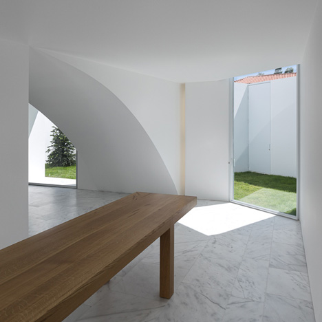 House in Alcobaca by Aires Mateus