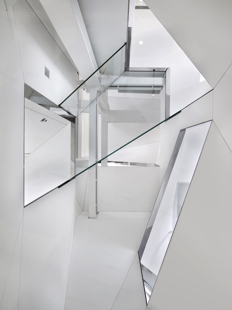 Skyhouse with an indoor slide by David Hotson and Ghislaine Viñas
