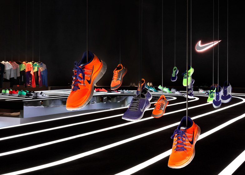 Найке рядом. Nike e998. Реклама магазина кроссовок. Nike дизайнерские. Рекламный баннер кроссовок.