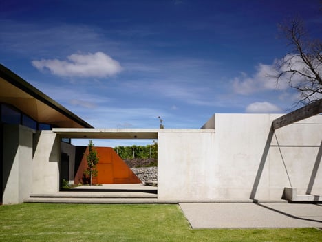 Main Ridge Residence by McAllister Alcock Architects
