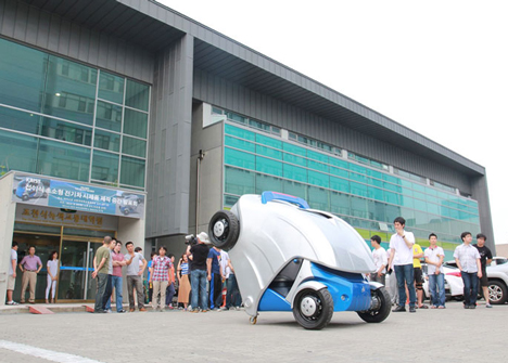 Foldable micro-electric car Armadillo-T by KAIST