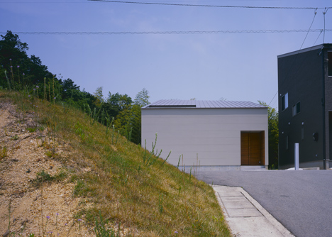 House in Kamihachiman by Horibe Associates