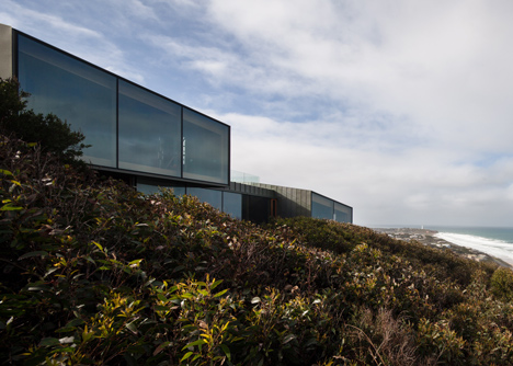 John Wardle's Fairhaven Beach House wraps a courtyard and stretches towards the ocean 