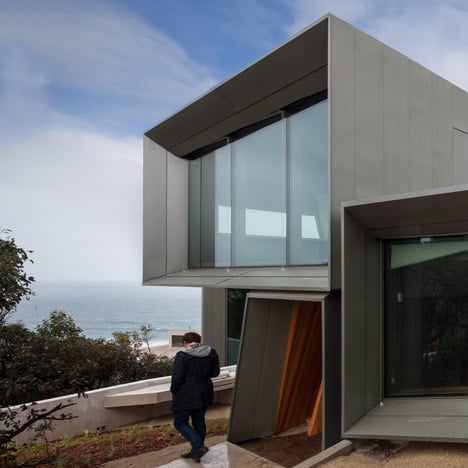 John Wardle's Fairhaven Beach House wraps a courtyard and stretches towards the ocean
