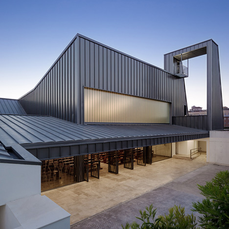 La Ascensión del Señor by AGi architects looks more like a factory than a church