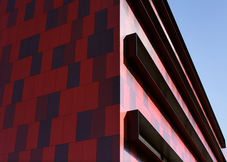 Розовый эффект здания. Фасад из железа. Senzoku Gakuen College of Music. Contrast building.