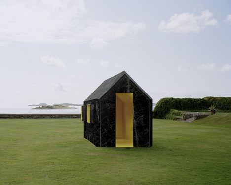 Chameleon Cabin made from paper changes<br /> colour when viewed from either side