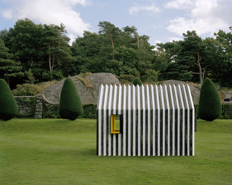 Chameleon Cabin made from paper changes<br /> colour when viewed from either side