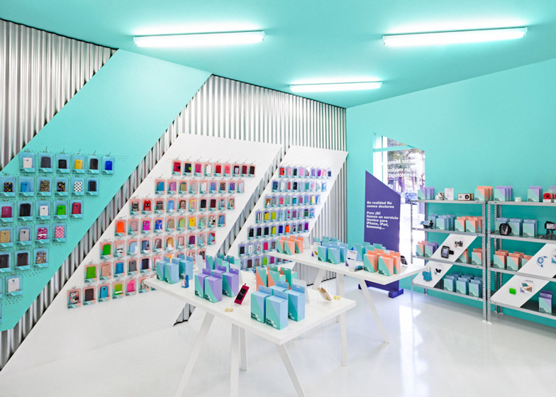 Frenesí Casco Arruinado Gadget repair shop fitted out in hospital colours by Masquespacio