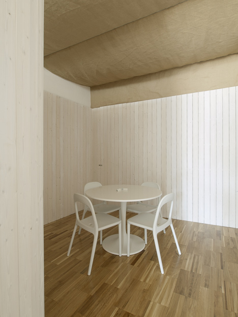 Architecture studio with a bulging wall by domohomo architects