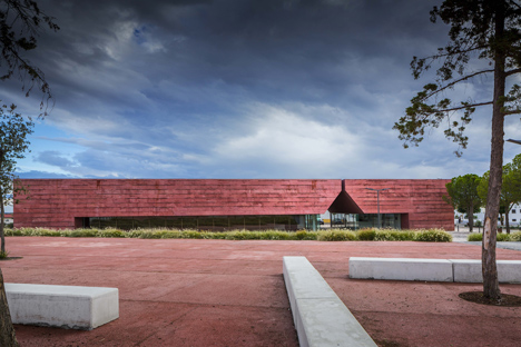 Red concrete visitor centre by Gonçalo Byrne tells the story of the Battle of Atoleiros