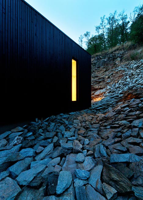 Woodland retreat by Béres Architects nestles up against a jagged rock face