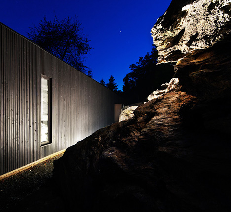 Woodland retreat by Béres Architects nestles up against a jagged rock face