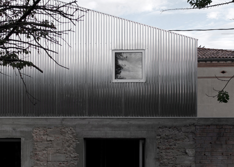 M03 house renovation by BAST contrasts old brick base with new metal extension