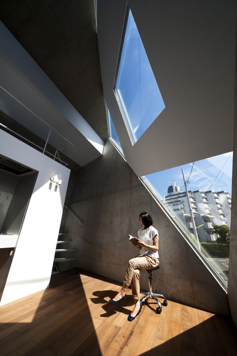 Atelier Tekuto creates an angular house with a pattern of pointy skylights