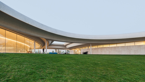 Southcape golf clubhouse by Mass Studies features curving concrete canopies