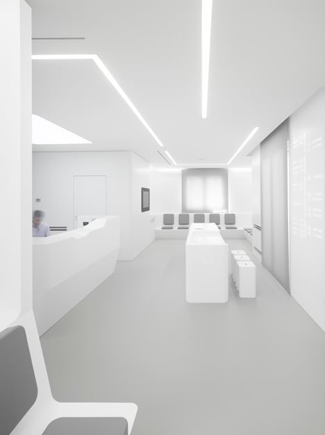 White Space orthodontic clinic with Corian walls by Bureauhub