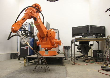 3D-printing robot by Joris Laarman draws freeform metal lines