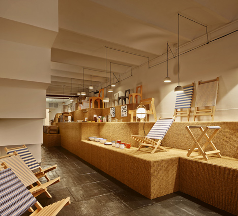 AOO shop in Barcelona by Arquitectura-G has a stepped display platform
