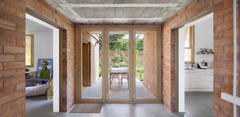 House 1101 by H Arquitectes has rooms that open up to the outdoors