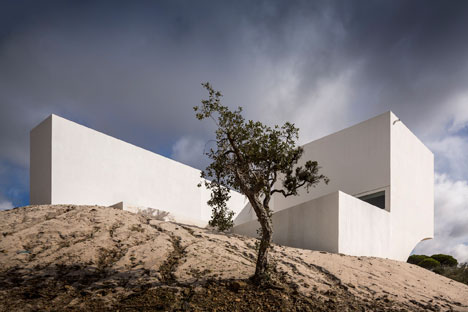 House in Fontinha by Manuel Aires Mateus