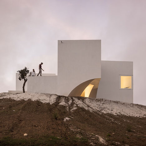 House in Fontinha by Manuel Aires Mateus has a cross-shaped plan and a missing corner