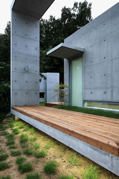 Mun Jeong Heon house by A.M Architects is surrounded by a huge concrete frame