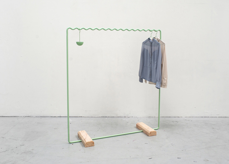 Wave-shaped clothes rails keep items evenly spaced