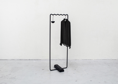 Wave-shaped clothes rails keep items evenly spaced