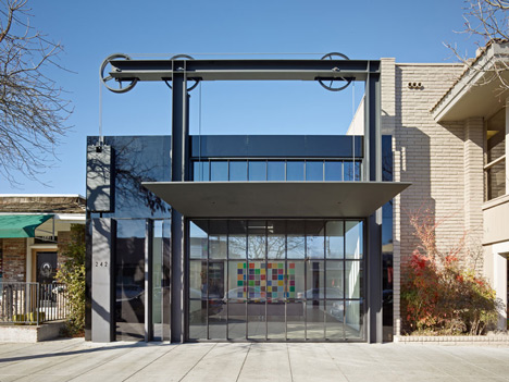 Tom Kundig hoists California gallery facade using gears and pulleys