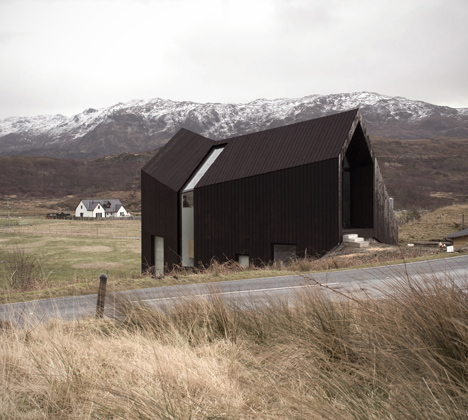 House at Camusdarach Sands by Raw Architecture Workshop has a kinked facade