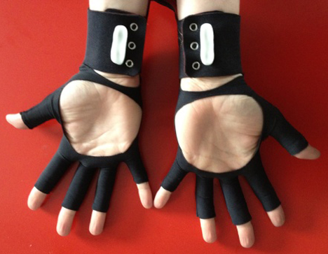 Imogen Heap demonstrates Mi.Mu gloves