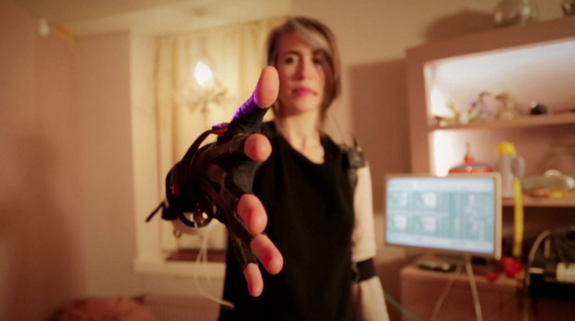 Imogen Heap demonstrating Mi.Mu glove