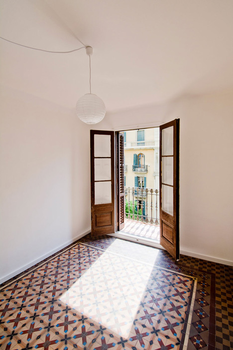 Barcelona apartment renovation by Carles Enrich