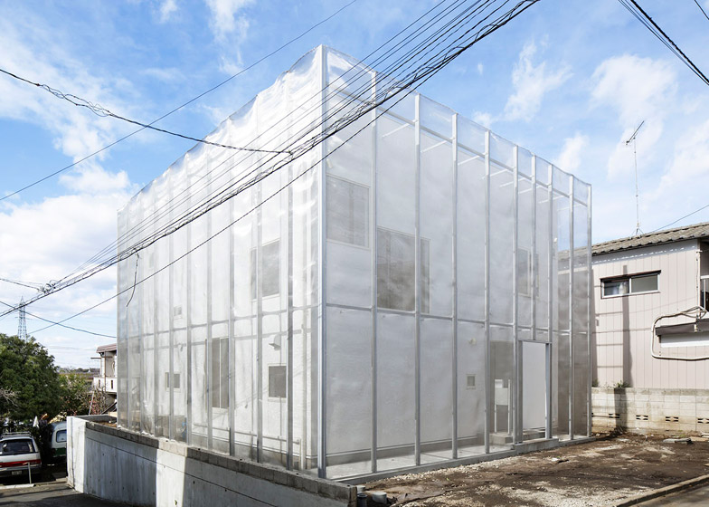Footpad trække pålægge Metal mesh hides a house in Tokyo by Fumihiko Sano