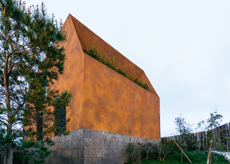Varatojo House in Portugal by Atelier DATA