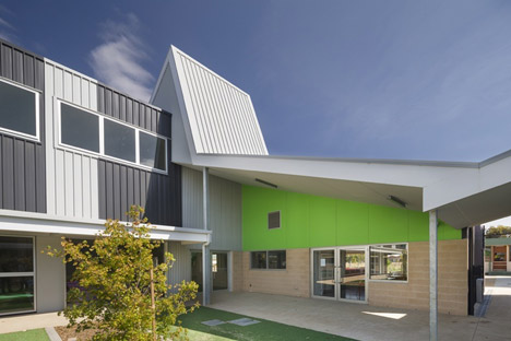 Dallas-Brooks-Community-Primary-School by McBride Charles Ryan mirrors the local skyline