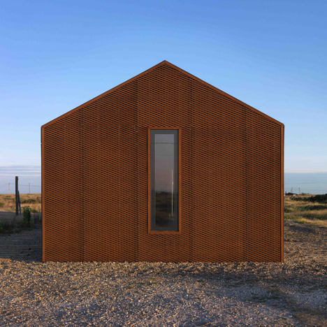 Pobble House by Guy Hollaway is a holiday home on Dungeness beach