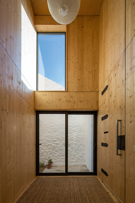 House in Palmela by Paratelier
