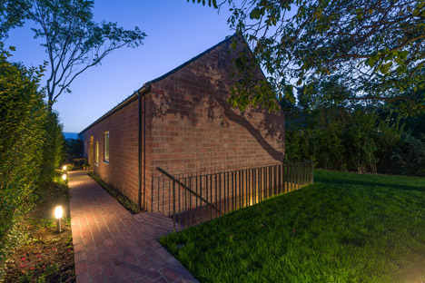 Long Brick House by Foldes Architects