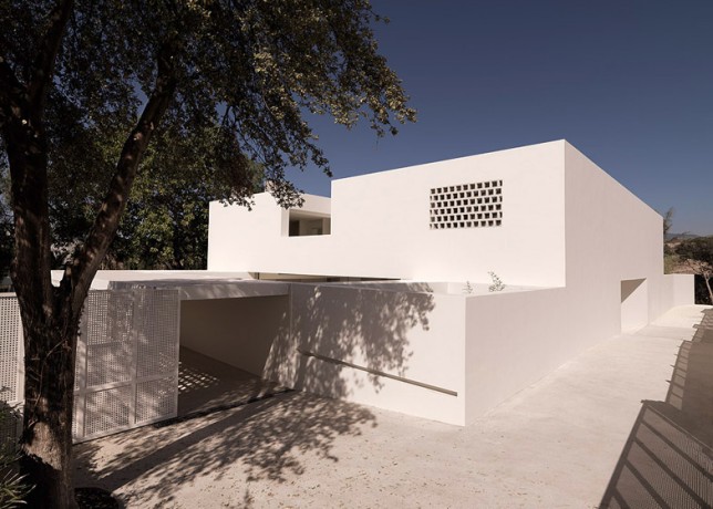 Perforated Walls Bring Light Into Gus Wüstemann S Los Limoneros House