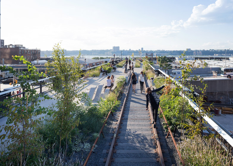The High Line in New York - An Urban Elevated Park Overlooking NYC's Famous  Skyline – Go Guides