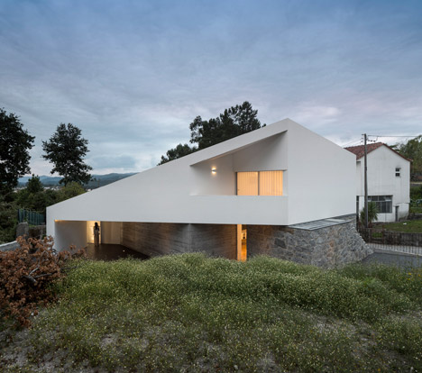 Taíde House by Rui Vieira Oliveira and Vasco Manuel Fernandes