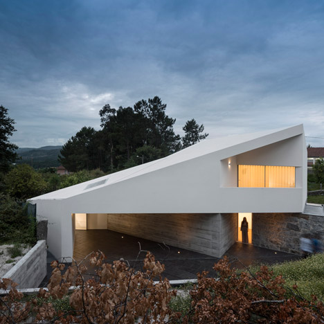 Taíde House by Rui Vieira Oliveira and Vasco Manuel Fernandes