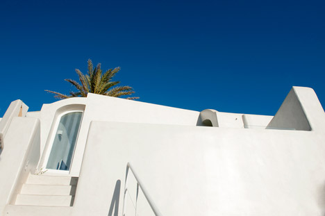 A Holiday House in Santorini Island by Alexandros Kapsimalis and Marianna Kapsimalis