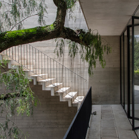 3archlab's concrete courtyard house is positioned against a cliff